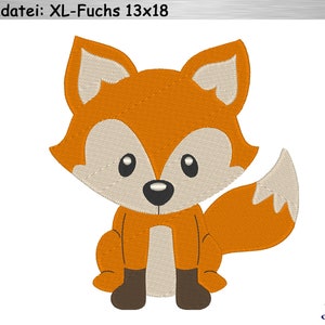 Könnte beinhalten: Ein Cartoon-Fuchs mit orangefarbenem Fell, weißem Bauch und schwarzen Augen. Der Fuchs sitzt mit seinem Schwanz hinter sich eingerollt. Das Bild ist mit "Stickdatei: XL-Fuchs 13x18" beschriftet.