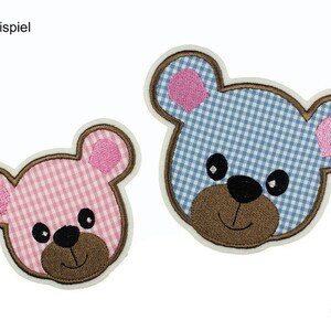 Pode incluir: Dois patches bordados para passar a ferro de ursos de peluche. O urso à esquerda é rosa com gingham branco e o urso à direita é azul com gingham branco.
