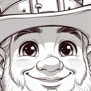 Può includere: Illustrazione in bianco e nero di un leprecauno sorridente. Il leprecauno ha una grande barba bianca, guance rosee e indossa un cappello con un trifoglio. Il cappello ha una grande fibbia.