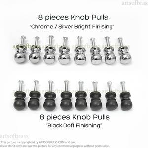 Könnte beinhalten: Acht verchromte und acht schwarze Knaufgriffe. Die verchromten Griffe haben eine glänzende Oberfläche und die schwarzen Griffe eine matte Oberfläche. Die Griffe sind alle rund und haben einen kleinen Stiel.
