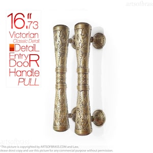 Op de afbeelding: Een paar Victoriaanse deurgrepen voor de entree met een lengte van 42,5 cm en versierd met messing details. De grepen zijn gemaakt van massief messing en hebben een klassiek ontwerp.