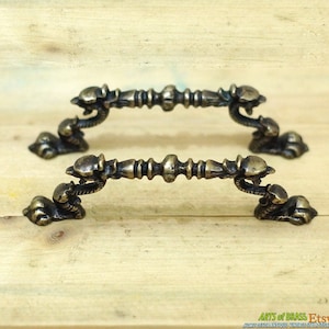 5,94 &quot;Zoll 2 Stück Vintage massivem Messing Schublade Gothic GARGOYLE geduckte Drache Geschöpf Kopf Schublade Schrank Messing Knauf Schublade Griff zieht