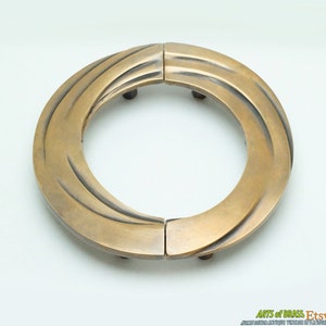 Può includere: Un paio di maniglie per porte in ottone antico con un design a spirale. Le maniglie sono separate e pronte per essere installate.