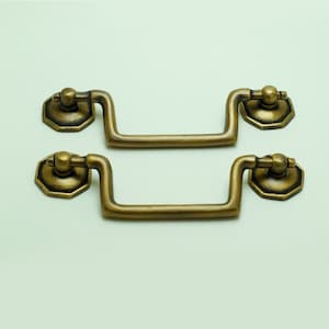 Puede incluir: Dos tiradores de armario de latón antiguo con un diseño cuadrado. Los tiradores tienen un diseño simple y elegante, perfecto para añadir un toque de encanto vintage a cualquier hogar.