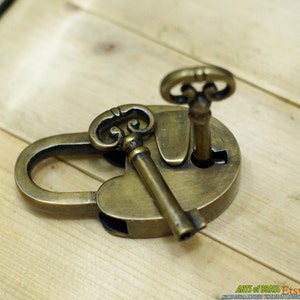 Vintage Wide PADLOCK And Antique SKELETON Keys Cast Solid BRASS Padlock