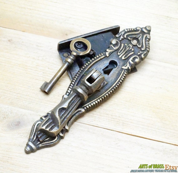 Set Vintage Art Deco Drop Pull Key Hole with Vintage SKELETON Key & Lock M043