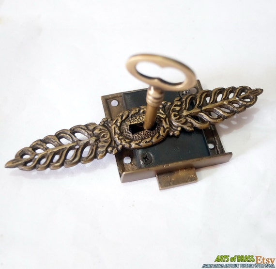Set Vintage Vertical WREATH ESCUTCHEON Key Hole with Antique Skeleton Key & LOCK
