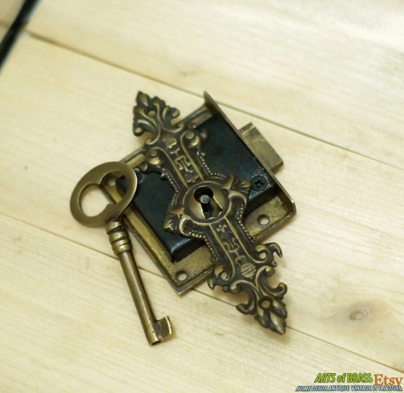 Set Vintage Key lock and SKELETON Keys with ANCIENT Antique Key Hole Plate