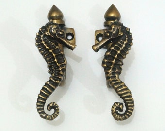 Coppia di ganci appendiabiti vintage a forma di cavalluccio marino in ottone massiccio, lunghi 4,01 pollici (10,2 cm).