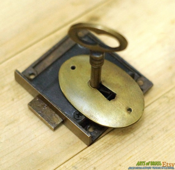 Set Vintage 2.12" Big Round ESCUTCHEON Retro KEY HOLE Plate with Working Vintage Skeleton Key & Lock