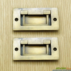Lote de 2 tiradores para cajón de puerta de latón macizo de estilo vintage de 3,46&quot; con elevación al ras de tamaño mediano H014