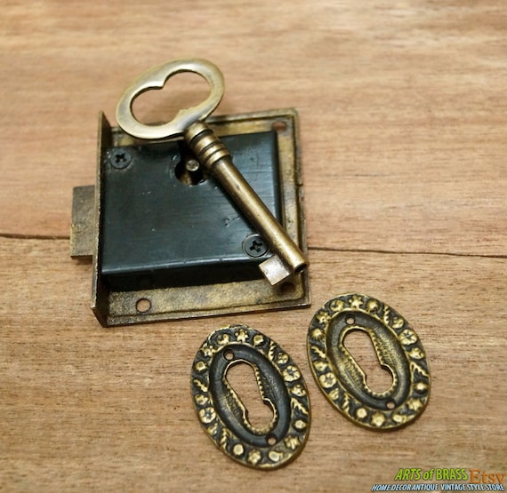 Antique  Carved Flower Round KEY HOLE Vintage Key Lock and SKELETON Keys with Solid Brass