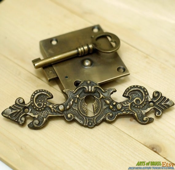 Set Antique HORIZONTAL WREATH Key Hole with Vintage SKELETON Key & Lock