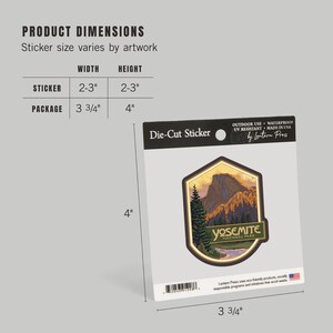 Puede incluir: Una pegatina troquelada que presenta una vista panor&aacute;mica del Parque Nacional de Yosemite con una cordillera en el fondo. La pegatina mide 6,35 cm de ancho y 6,35 cm de alto. La pegatina est&aacute; impresa en material impermeable y resistente a los rayos UV, fabricada en EE. UU. por Lantern Press.