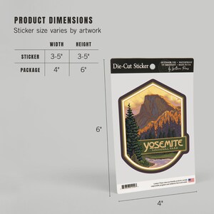 Puede incluir: Una pegatina troquelada que presenta una vista panor&aacute;mica del Parque Nacional de Yosemite con una cordillera, &aacute;rboles y un r&iacute;o. La pegatina mide 8,9 cm de ancho y 8,9 cm de alto. La pegatina est&aacute; empaquetada en un paquete de 10,2 cm por 15,2 cm.