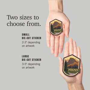 Puede incluir: Dos pegatinas troqueladas del Parque Nacional de Yosemite, una peque&ntilde;a (5-8 cm) y otra grande (8-13 cm). Ambas pegatinas muestran una vista panor&aacute;mica de Half Dome y el valle de Yosemite.