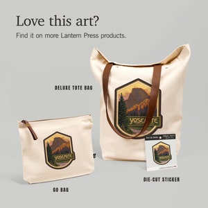 Puede incluir: Un conjunto de tres bolsas con tem&aacute;tica del Parque Nacional de Yosemite. Una bolsa de mano grande, una bolsa de viaje m&aacute;s peque&ntilde;a y una pegatina troquelada. Todas presentan una ilustraci&oacute;n de estilo vintage de Half Dome y el logotipo del Parque Nacional de Yosemite.