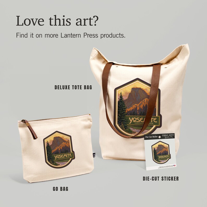 Puede incluir: Un conjunto de tres bolsas con tem&aacute;tica del Parque Nacional de Yosemite. Una bolsa de mano grande, una bolsa de viaje m&aacute;s peque&ntilde;a y una pegatina troquelada. Todas presentan una ilustraci&oacute;n de estilo vintage de Half Dome y el logotipo del Parque Nacional de Yosemite.