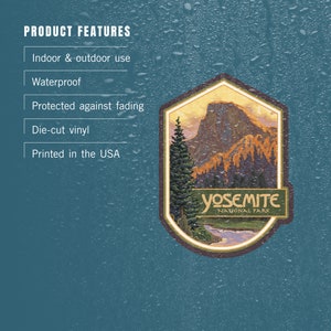 Puede incluir: Una pegatina de vinilo marr&oacute;n y beige con una imagen panor&aacute;mica del Parque Nacional de Yosemite. La pegatina representa una cordillera, &aacute;rboles y un r&iacute;o. El texto "Yosemite National Park" est&aacute; impreso en blanco sobre una pancarta marr&oacute;n.