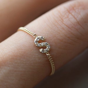 Anillo con letra en diamante en miniatura en oro macizo de 14 k / Anillo de cadena delicado de 14 k con inicial de diamante / Anillo de cadena personalizado • Regalo para el Día de la Madre