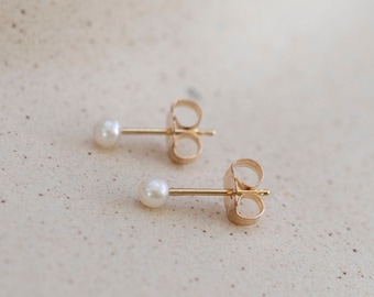 14k Gold Small Pearl Studs // 14k Solid Gold Stud Oorbellen // Tiny Pearl oorbellen Teeny Tiny Stud Perfect cadeau voor haar Moederdag cadeau