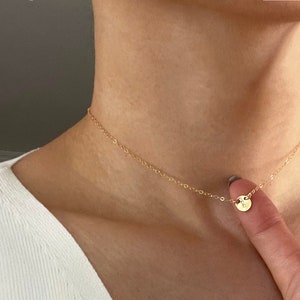Gargantilla con inicial - Collar con disco de moneda personalizado / Collar con inicial súper delicado / Disco pequeño personalizado
