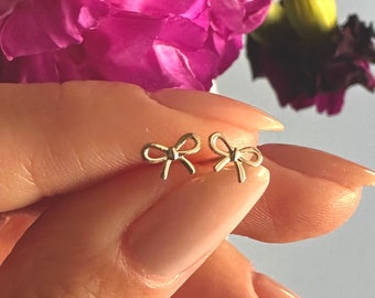 14k massief goud Mini Bow oorbellen / kleine mini lint boog stud oorbellen / coquette sieraden / Eenvoudige vrouwelijke studs Valentijnsdag cadeau