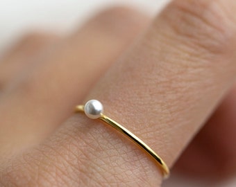 Pearl Ring // Dainty Stacking Ring // Pearl rings // Stacking rings // June's birthstone: pearl Perfect Gift for her