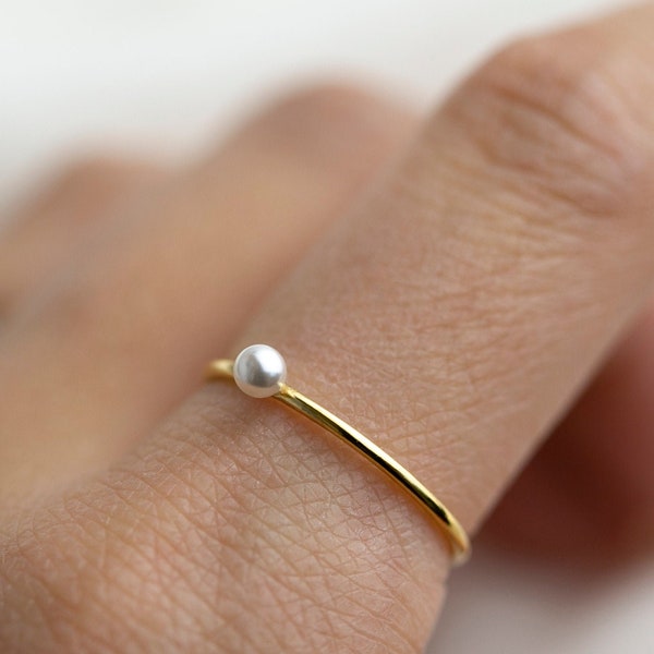 Pearl Ring // Dainty Stacking Ring // Pearl rings // Stacking rings // June's birthstone: pearl Perfect Gift for her
