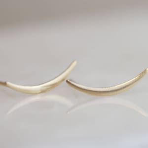 14k Solid Gold Crescent Moon Climbers • Kolczyki w kształcie księżyca • Proste złote sztyfty // Kolczyki w kształcie półksiężyca // 14k Solid by E&E Project