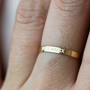 Peut inclure: Une bague en or avec une inscription en chiffres romains "XIX.MMXX" gravée sur la bande.
