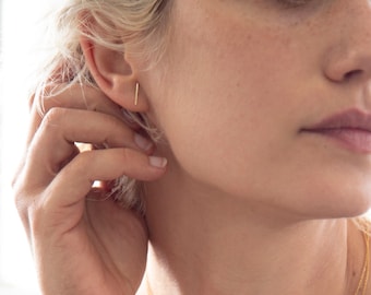 Aretes minimalistas de barra de oro macizo de 14 quilates / Aretes de oro para uso diario / Joyería minimalista y delicada