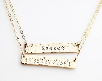 Gepersonaliseerde gehamerde naamplaatje ketting/aangepaste naamketting in goud gevuld en zilver. gepersonaliseerde cadeaus • Kerstcadeau voor haar