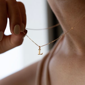 Collar con letras de oro macizo de 14 k • Collar con iniciales del alfabeto • Collar con iniciales delicadas • Joyería delicada para uso diario • Regalo para el día de San Valentín