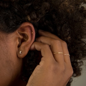 Aretes con letras en oro de 14 k // Aretes con iniciales personalizadas // Aretes de oro macizo de 14 k • Regalo de San Valentín para ella