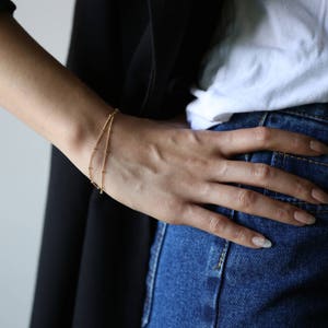 Bracelet en couches satellite / Bracelet en couches double chaîne / / Bracelet fin et délicat . Bracelet minimaliste simple et délicat