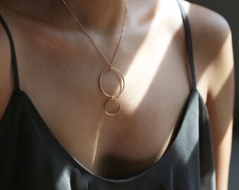 Minimalist Circle necklace // Big & Small circle geometric necklace // Gold delicate necklace // Gift for her // Dainty jewelry