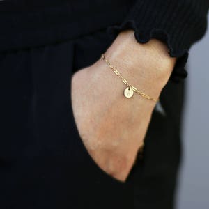 Dainty Chain Initial Bracelet / Initial bracelet with shinny chain / Gold layering bracelet / Personalized Monogram Bracelet