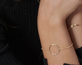 Gold Hammered Circle Bracelet // Dainty Gold Open Circle bracelet // Minimalist Simple Halo Bracelet Gold filled