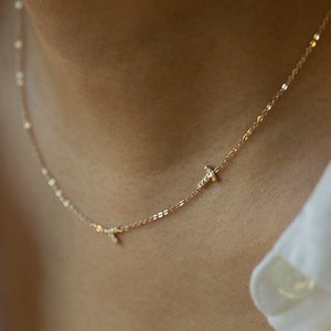 Colar com iniciais de diamante / Colar com iniciais laterais de ouro 14k / Colar personalizado assimétrico com iniciais de ouro 14k - Presente de Dia das Mães