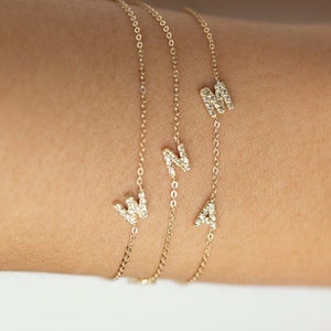 Pulsera con inicial de mini diamante en oro de 14 k // Pulsera con letra personalizada // Pulsera delicada • Regalo para el Día de la Madre