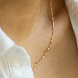 Delicado collar de cadena Figaro / Collar de cadena de oro simple / Cadena rellena de oro de 14k / Collar en capas Collar de cadena Figaro