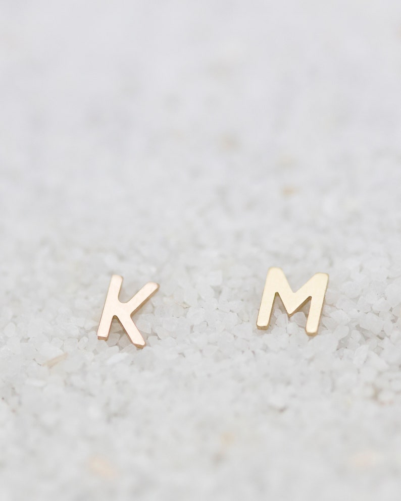 Aretes con letras de oro de 14k // Aretes iniciales personalizados // Aretes de oro macizo de 14K Regalo del día de San Valentín para ella imagen 4