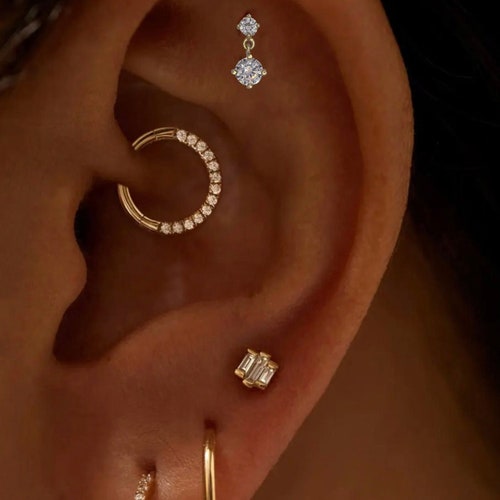 Clous d'oreilles pendants double diamants en or 14 carats pour cartilage avec dos plat |  Petite boucle d'oreille minimaliste 18G Conque Tragus Helix Cartilage