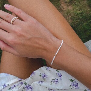 Echtes Baby Perlenarmband / Perle Komfort dehnbar Armband Süßwasser Perle jeden Tag Mutter Geschenk für Sie Bild 2