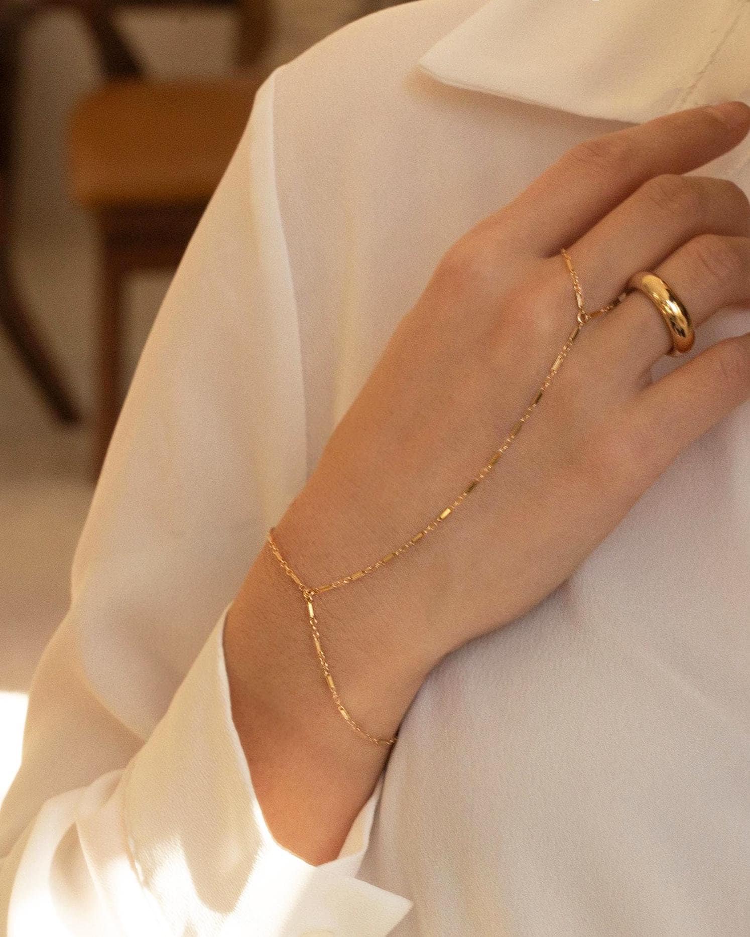Hand Chain Bracelet, Dainty Bar Chain Bracelet / 14k Gold filled Bracelet