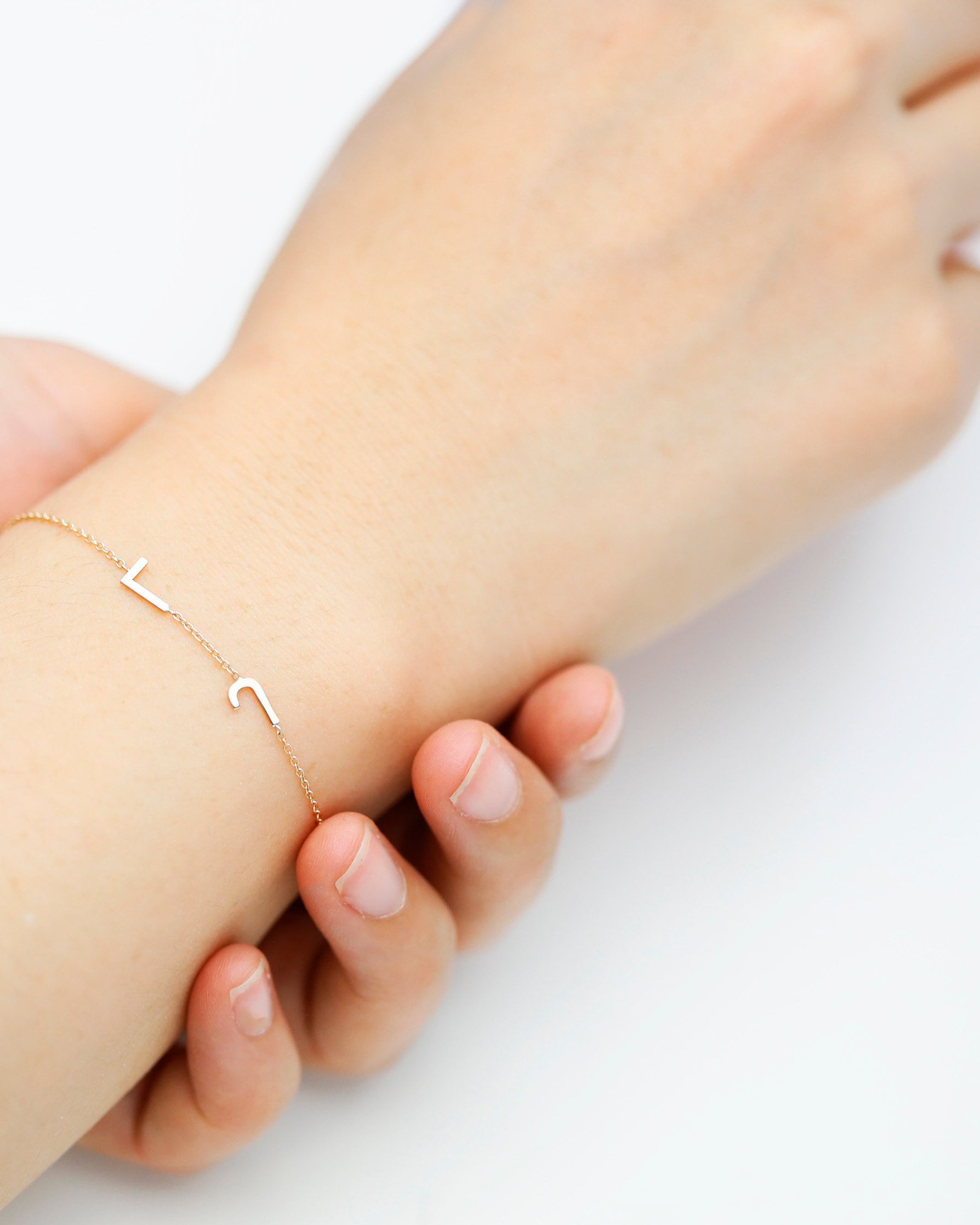 Bracciale con lettera in oro 14 carati // Bracciale con iniziale personalizzata // Braccialetti con lettere in oro massiccio • Regalo di Natale per lei - Italia