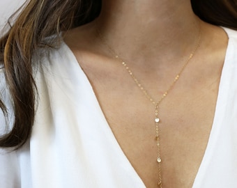 Leuchtendes Lariat Zierliche Anhänger Halskette. Gold Disc y Lariat Halskette . Geschenk für Sie