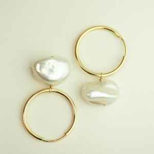 Perlen Creolen. Barock Perlen Tropfen Ohrringe Brautschmuck. Gold Creolen. Organic Pearl Creolen • Geschenk für Sie