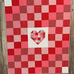 Scrappy Herz, Patchwork Quilt mit geblümter Rückseite - 128x152cm Einzigartiger, handgemachter Quilt. Bettaufleger. Lap Quilt-Überwurf Quilt